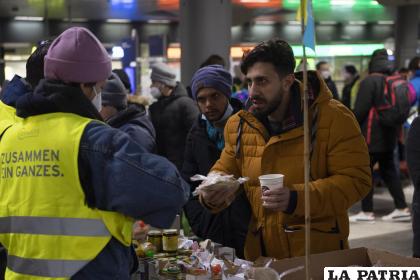 Refugiados llegados de Ucrania reciben asistencia en la estación de trenes de Berlín /Paul Zinken/dpa vía AP, File