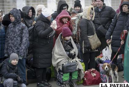 Personas que dejan Ucrania esperan por un autobús que los llevará a la estación de trenes en Przemysl, frontera con Polonia /AP Foto/Visar Kryeziu