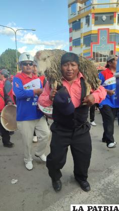 Cada conjunto recibió un cordero por su participación