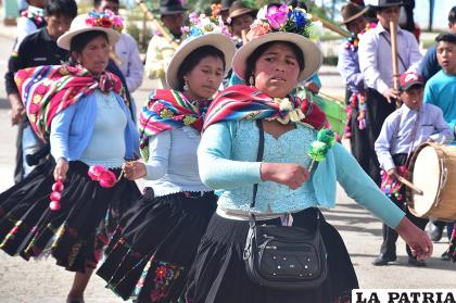 Las mujeres en algunos conjuntos adornaron sus sombreros con coloridas flores
