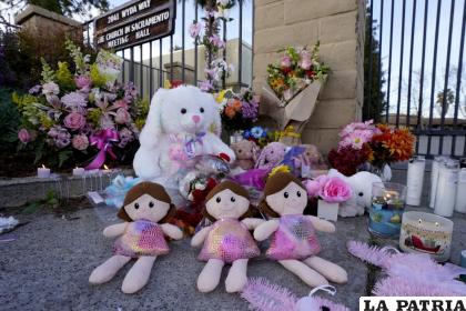 Monumento conmemorativo improvisado para las tres niñas que fueron asesinadas por su padre /Foto AP /Rich Pedroncelli, archivo