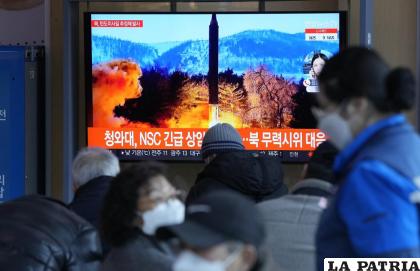 Varias personas miran una televisión que muestra una imagen de archivo de un lanzamiento de un misil norcoreano /AP Foto /Ahn Young-joon
