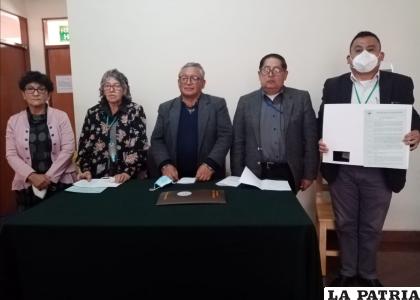 Representantes de la UTO junto con el gerente general del SSU, Manuel Sangüeza /UTO