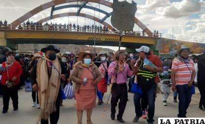 Pasantes de la comparsa Aychakuchos encabezaron su recorrido