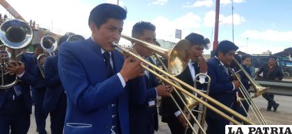 Las melodías de las bandas le dieron el toque festivo a tentaciones