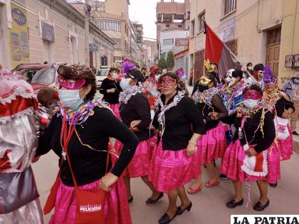 Antifaces, serpentina y mixtura caracterizaron a la comparsa del “Kuchu” 