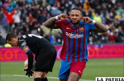 Depay de penal le dio el triunfo al Barcelona en su visita al Elche /as.com
