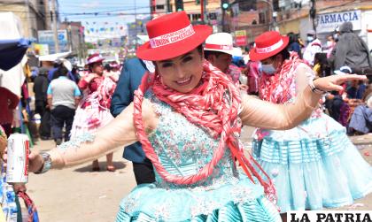 Hermosa cholita demuestra su mejor sonrisa 