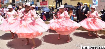 Damas mueven sus polleras al ritmo de las bandas