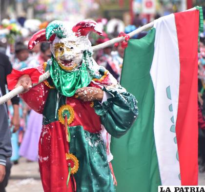 El pepino de la Comparsa “Unión Litoral” no se salvó de la espuma