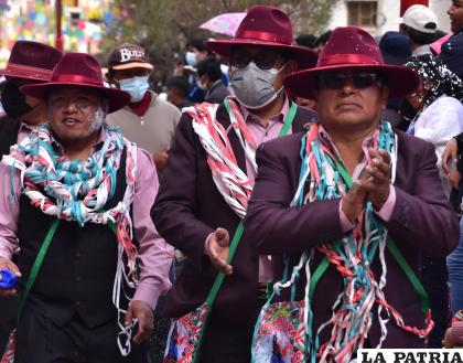 Varones relucen trajes vistosos y coloridos