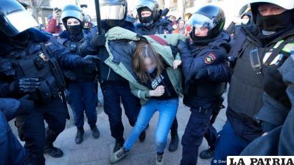 Más de 1.000 detenidos en Rusia en protestas contra intervención en Ucrania /DW