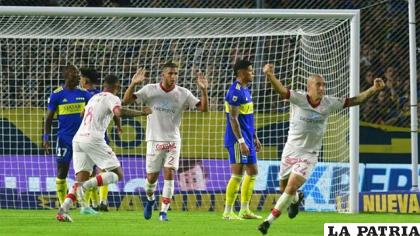 Celebran los integrantes de Huracán el triunfo obtenido en la Bombonera /elonce.com