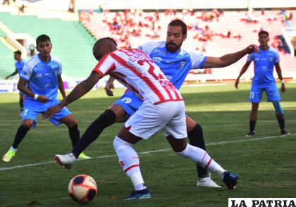 Erwin Sánchez intenta burlar la marca de Erik Correa