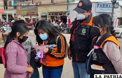 Entrega de manillas para evitar el extravío /DIO