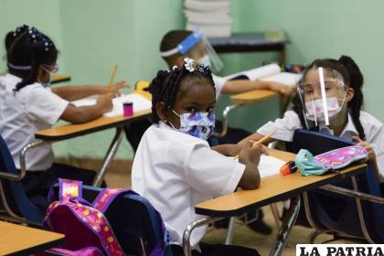 Los estudiantes que usan máscaras como medida de precaución en medio de la pandemia de Covid-19 asisten a su primer día de clases /AP Foto /Arnulfo Franco