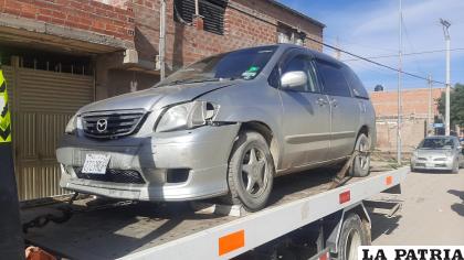 El motorizado es remolcado por una grúa de Tránsito /LA PATRIA