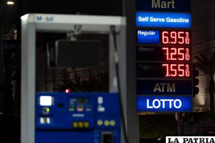 Precios de combustible mostrados en una gasolinera de Mobil enWest Hollywood, California /AP Foto/Jae C. Hong