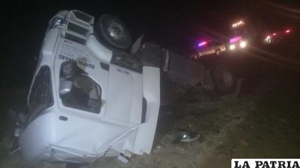 El camión dio un vuelco de tonel luego de salirse de la vía /Cortesía