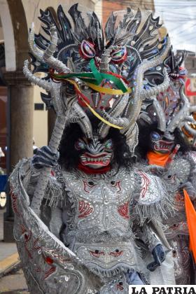 El brillo en la diablada contrastó con el radiante sol
