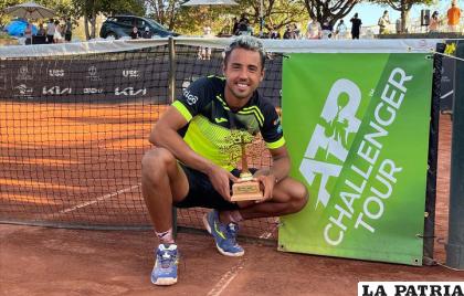 Hugo Dellien con el trofeo de campeón /Challenger de Santiago
