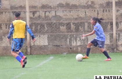 Generó expectativa la presencia de una damita en el campo de juego /LA PATRIA