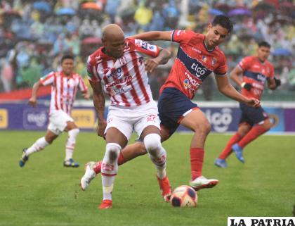 Una acción del cotejo en el cual el vigente campeón pudo quedarse con los tres puntos /APG