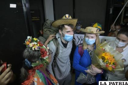 La pareja de ucranianos recibió el afecto del pueblo cruceño