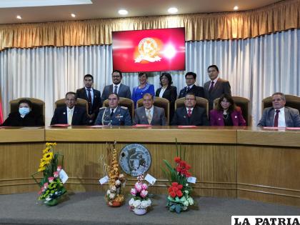 Directorio de la Cámara de Comercio de Oruro durante el aniversario /LA PATRIA