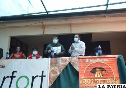 Entrega de la convocatoria al gobernador de Oruro, Jhonny Vedia /LA PATRIA