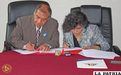 La firma del convenio entre la Cámara de Comercio de Oruro y la Cainco de El Alto / LA PATRIA