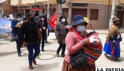 Madres de familia marcharon junto a los maestros de Oruro /LA PATRIA