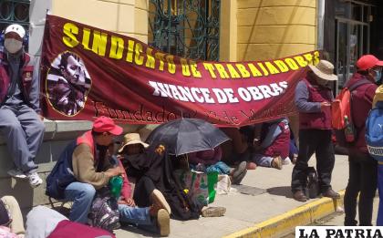 Trabajadores de Avance de Obras se instalaron en el frontis de la Alcaldía / LA PATRIA