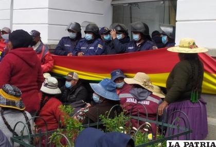 Intendencia resguardó las instalaciones del Salón Luís Ramiro Beltrán / LA PATRIA 
