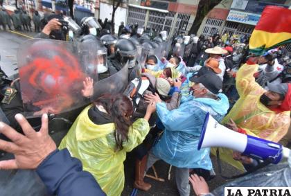 Los maestros se movilizan en La Paz, pese a la represión policial /APG