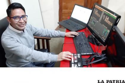 El editor digital, Erick Sivila, en la sala de streaming /LA PATRIA