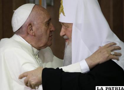 En esta imagen de archivo, el papa Francisco (izquierda) abraza al patriarca de la Iglesia ortodoxa rusa, Cirilo I /AP Foto /Gregorio Borgia, Pool archivo