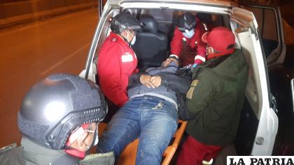 Momento cuando trasladan al conductor herido /LA PATRIA

