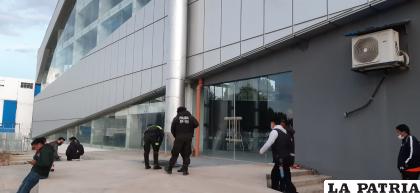 Momento en el que hacían la inspección del espacio donde ocurrió el hecho 
/LA PATRIA