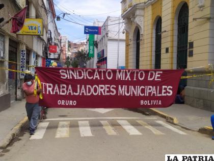 Los trabajadores municipales siguieron asentados en las calles Adolfo Mier y La Plata 
/ LA PATRIA