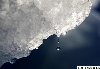 Una gota de agua cae de un témpano de hielo que se está derritiendo en el fiordo Nuup Kangerlua / AP Foto/David Goldman, archivo