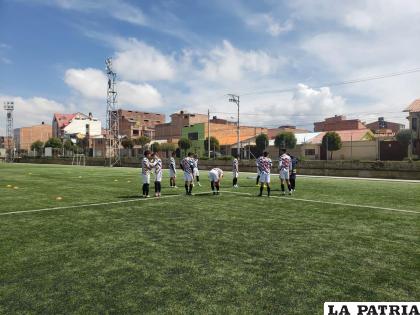 Jugadores del Oruro Royal en la cancha donde jugaron el amistoso /Oruro Royal