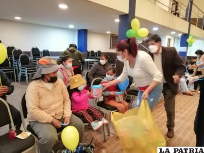 Entrega de juguetes a los niños /LA PATRIA