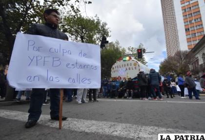 Los transportistas bloquearon con cisternas el centro paceño /APG
