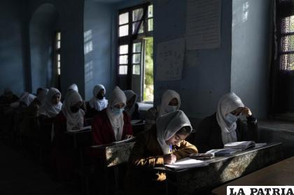 En esta imagen de archivo, varias niñas durante una clase en la escuela femenina de educación secundaria Tajrobawai /AP Foto /Petros Giannakouris, archivo