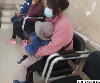 La madre y la víctima en instalaciones de la Felcv para sentar la denuncia /LA PATRIA
