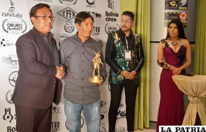 Miguel Lupa entrega el premio a la mejor película “El Gran Movimiento” /LA PATRIA