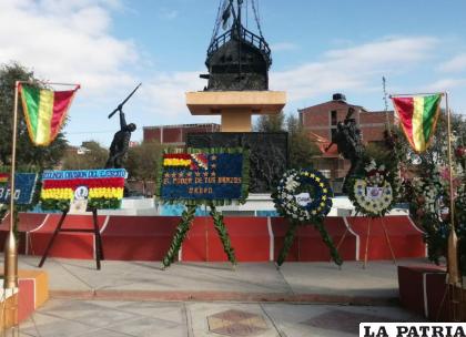 Muy temprano entregaron ofrendas florales al busto de Eduardo Abaroa /RBT
