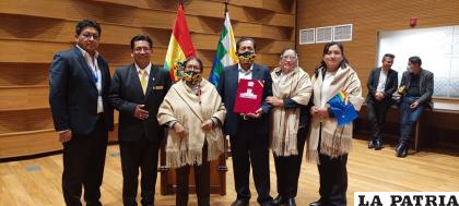 La familia Aquino Huarachi luego de recibir el reconocimiento de Diputados /AQUINO