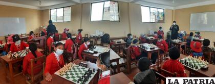 Durante la competencia en la que participaron los alumnos de la UE Bolivia Vinto / LA PATRIA